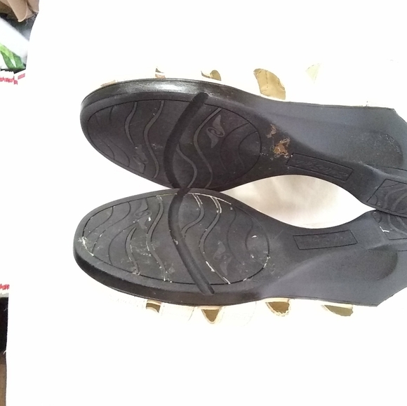 Soft Style Womens Sandals Soft Delight 2" Wedge Heel Beige & Gold Metalliac Sz 8 - Picture 7 of 9